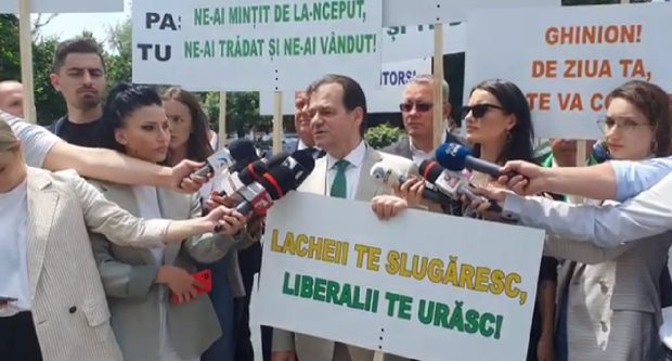 Ludovic Orban, însoțit de circa 15 susținători, protestează la poarta Palatului Cotroceni în timpul consultărilor