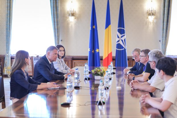Klaus Iohannis, în cartea „Pas cu pas”: „Este profund în neregulă dacă președintele țării vorbește de rău despre dascăli, despre elevi sau despre părinți”