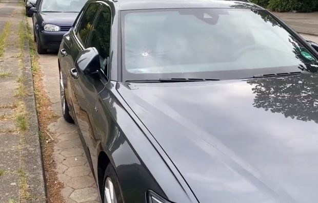 Bărbatul care a spart cu ciocanul 245 de parbrize într-o lună și a făcut o pagubă de 250.000 de euro a fost prins în flagrant delict, apoi eliberat, în Germania