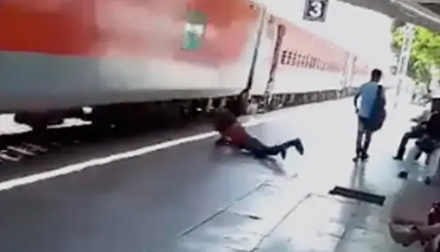 Un pasager căzut dintr-un tren care rula cu 110 km/ h a scăpat miraculos, în India – VIDEO