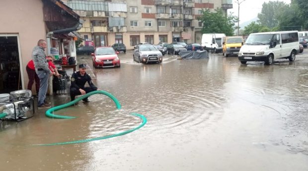 Efectele codului roșu de ploi torențiale. Case inundate, drumuri blocate și copaci căzuți pe șosea