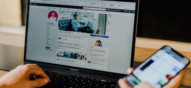 Poți fi dat afară pentru postările de pe Facebook? Ce spune legea