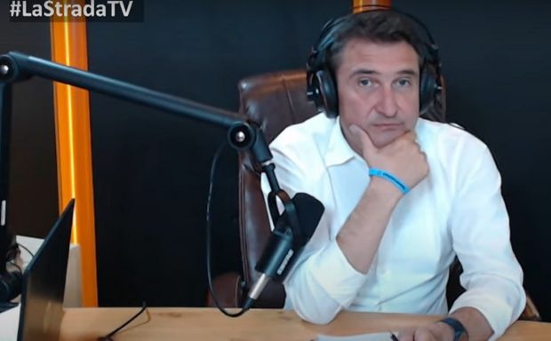 Primarul din Arad, Călin Bibarț, surprins în direct la TV de cutremurul de marți seara: „Și mie soția îmi scrie, mare de tot!”