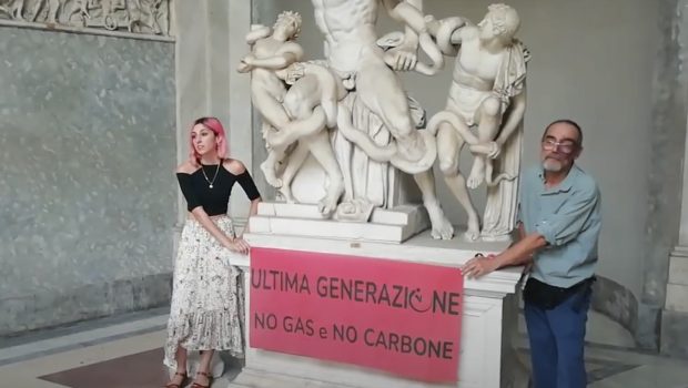 Un tribunal i-a obligat pe doi activiști climatici pentru să plătească daune de 30.000 de euro, după ce s-au lipit de o statuie de la Vatican