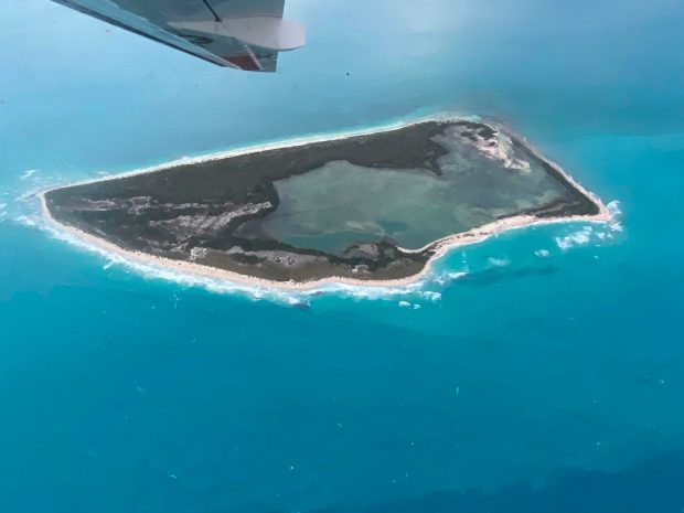 Avion prăbușit în Oceanul Atlantic, în apropierea unei insule din Bahamas. Toate cele cinci persoane aflate la bord au fost salvate