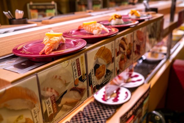 Un lanț japonez de restaurante sushi a dat în judecată un tânăr care s-a filmat lingând sticlele de soia și scuipând în mâncare