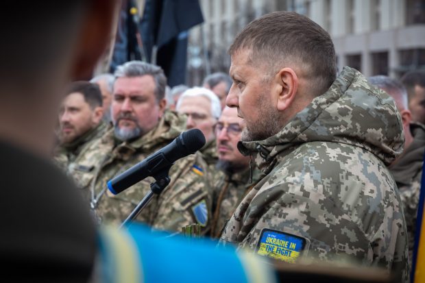Primele apariții publice ale generalilor Budanov și Zalujnîi, după ce propaganda rusă i-a dat grav răniți. Insigna cu Baby Yoda face furori pe internet