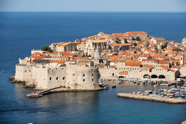 Motivul pentru care autoritățile din stațiunea croată Dubrovnik au înterzis trollereke prin orașul vechi. Care este amenda