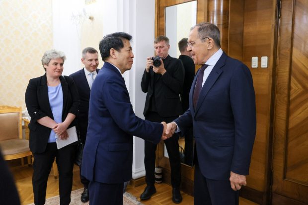 Nici Ucraina și nici Rusia nu au închis „ferm” ușa negocierilor de pace, susține emisarul Chinei în urma turneului său european