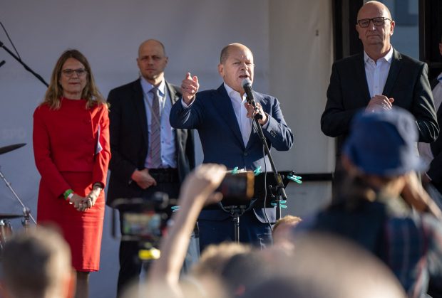 „Rar erupe, dar când o face, încep să sară scântei”. Olaf Scholz, asemănat de presă cu un „vulcan”, după ce a fost huiduit de militanţi anti-război