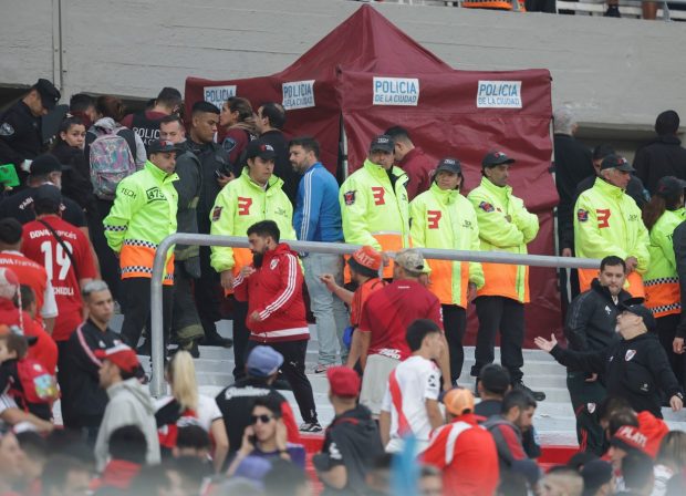 Un spectator a murit, după ce a căzut din tribună în timpul unui meci în Argentina. Jocul a fost anulat
