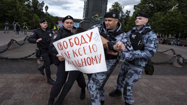 „Nu ești singur”. Peste 100 de susținători ai lui Navalnîi, arestați la protestele organizate de ziua de naștere a opozantului rus