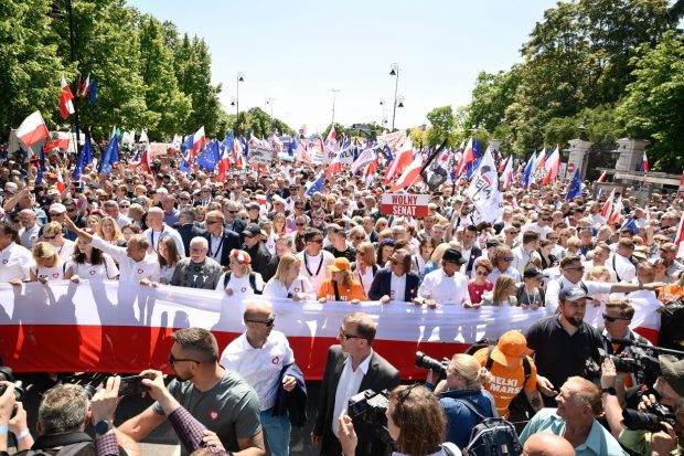 Protest antiguvernamental masiv la Varșovia. Donald Tusk: „Democraţia nu va muri în Polonia. Nu se va reveni la calm”