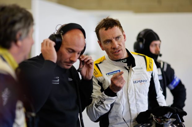 Actorul Michael Fassbender, accident spectaculos în cursa de 24 de ore de la Le Mans – VIDEO
