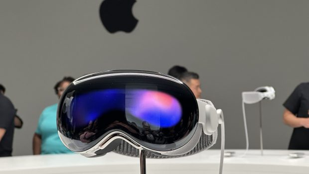 Apple renunță discret la căștile de realitate virtuală Vision Pro din cauza vânzărilor slabe. Dispozitivul emblematic va fi scos din producție, apare o versiune ieftină