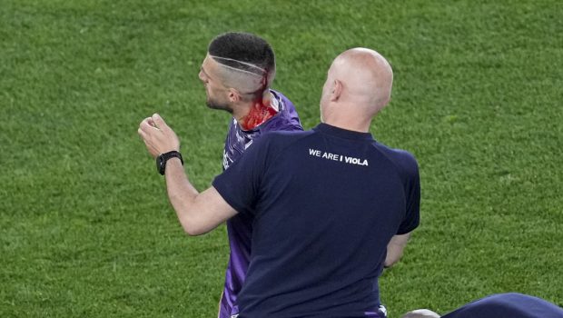 Ultrașii britanici i-au spart capul lui Biraghi, cu o cană de plastic, în timpul finalei Conference League de la Praga. West Ham a cucerit trofeul în fața Fiorentinei