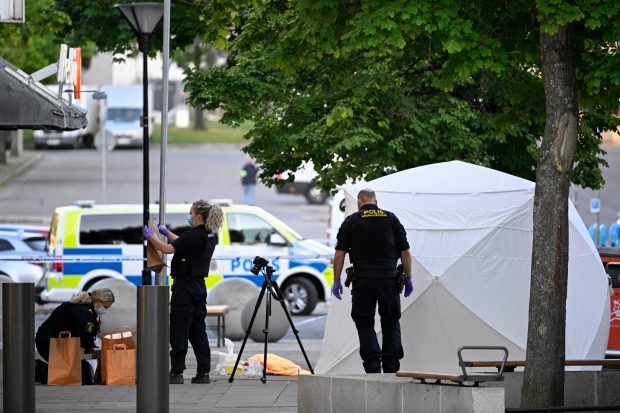 Un adolescent a murit și trei persoane au fost rănite, după un atac armat la Stockholm. Doi suspecți au fost arestați
