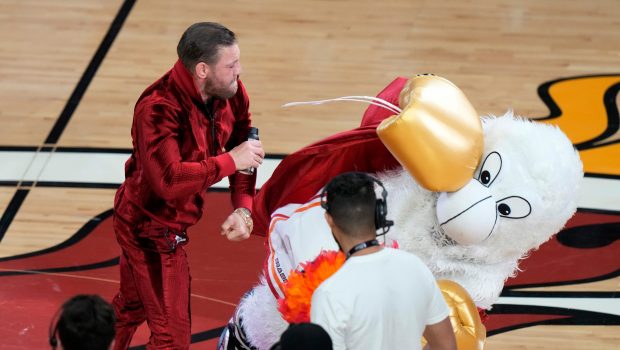 Conor McGregor a făcut KO mascota lui Miami Heat, în pauza meciului al patrulea din finala NBA