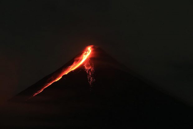 13.000 de oameni evacuați, în Filipine, după ce vulcanul Mayon a început să arunce lavă și gaze sulfuroase