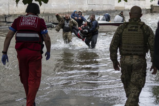3 morți și 10 răniți, după ce rușii au bombardat o barcă de evacuare a oamenilor afectați de inundațiile din Herson, susține Ucraina
