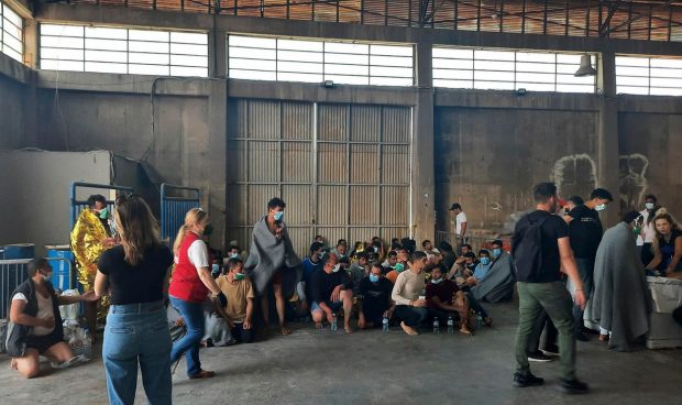 Zeci de persoane au murit după ce o navă cu migranți s-a răsturnat în largul coastei de sud a Greciei