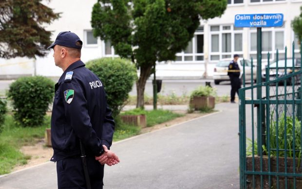 Atac armat într-o școală din Bosnia. Un băiat de 14 ani a fost arestat, după ce a împușcat un profesor