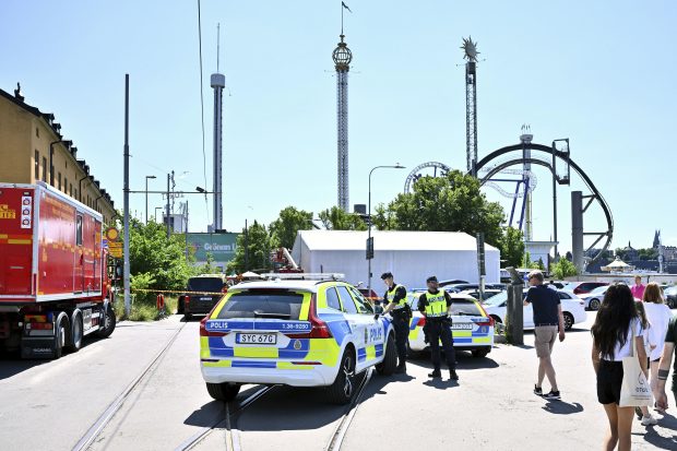 Un mort și mai mulți răniți, după ce un roller-coaster a deraiat, într-un parc de distracții din Suedia