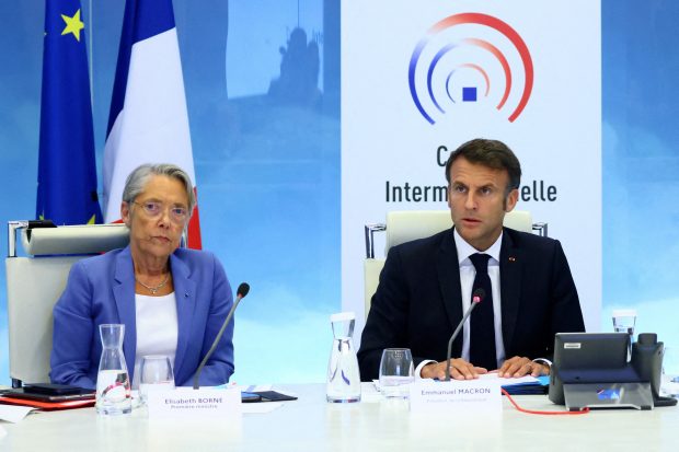 Guvernul francez scoate blindatele pe străzi, din cauza revoltelor violente. Ce alte măsuri a anunțat Macron după ședința de urgență de azi