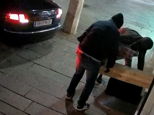 De frică, un român n-a vrut să spună cu cine a furat 73 de ceasuri în valoare de 500.000 de euro, în Austria, și e singurul dintre hoți care merge la închisoare