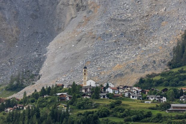 Un sat elvețian a scăpat la limită din calea unei căderi masive de pietre