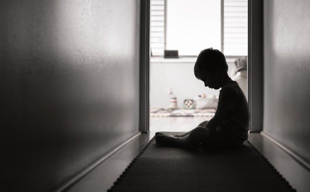 INTERVIU. Studiu tulburător, pe durata a 24 de ani, despre efectele abandonului copiilor români: „Li se reduce materia cenușie încă de la vârsta de 8 ani. Cercetăm dacă îmbătrânesc biologic mai repede, când devin adulți”