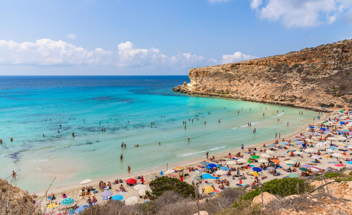 Le spiagge in Italia limitano il numero di turisti.  Alcuni sono accessibili solo su prenotazione