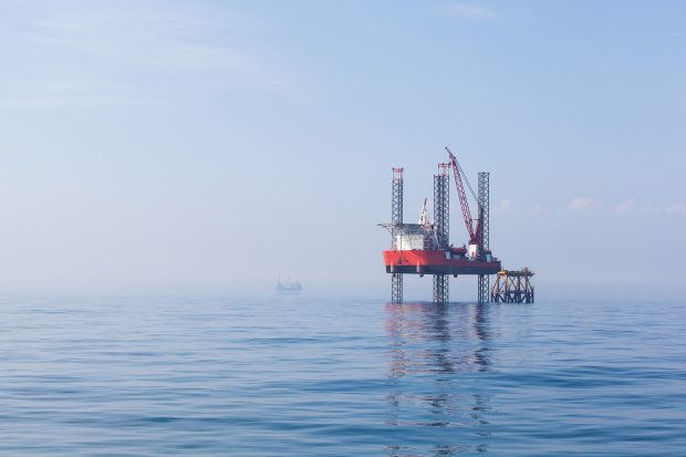 Greenpeace protestează împotriva exploatării gazelor din Marea Neagră: „Decizia e catastrofală pentru mediu și litoralul românesc”