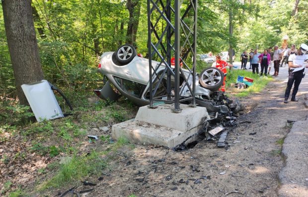 Trei morți lângă Sibiu, într-un accident pe șoseaua spre Păltiniș. Un adolescent de 15 ani în stop cardio-respirator a fost resuscitat și salvat