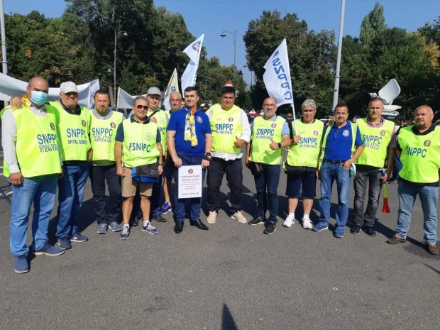 Protest al polițiștilor în fața Parlamentului, nemulțumiți că ar putea rămâne fără pensiile speciale