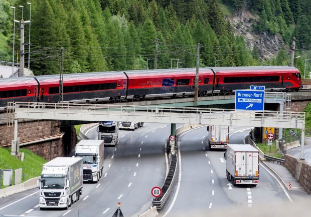 Șofer român de TIR prins în Austria că a condus 19 ore fără oprire, folosind cardul de șofer al tatălui său