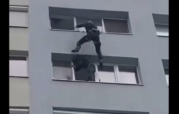 Momentul când un subofițer MApN a fost salvat de pe pervazul de la etajul 7 al unui bloc din Timișoara, unde stătea de 24 de ore și amenința că se aruncă în gol