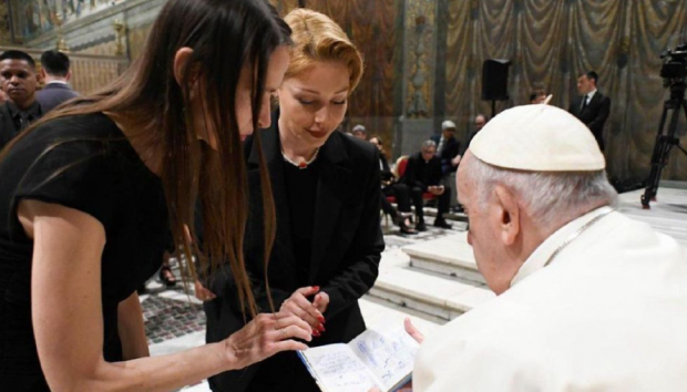 Cântăreața ucraineană Tina Karol, primită în audiență la Vatican. Cadoul emoționant pe care i l-a oferit Papei Francisc