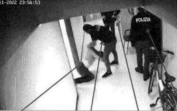 Imaginile cu un român torturat, lovit și umilit într-o secție de poliție din Verona au fost făcute publice. Cinci agenți au fost arestați