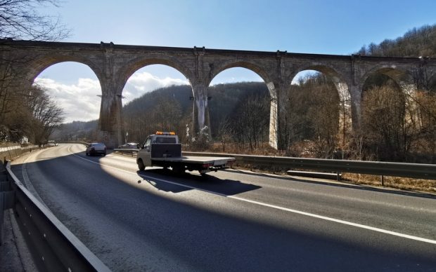 O tânără de 24 de ani a murit, după ce s-a aruncat de pe un pod, în Hunedoara