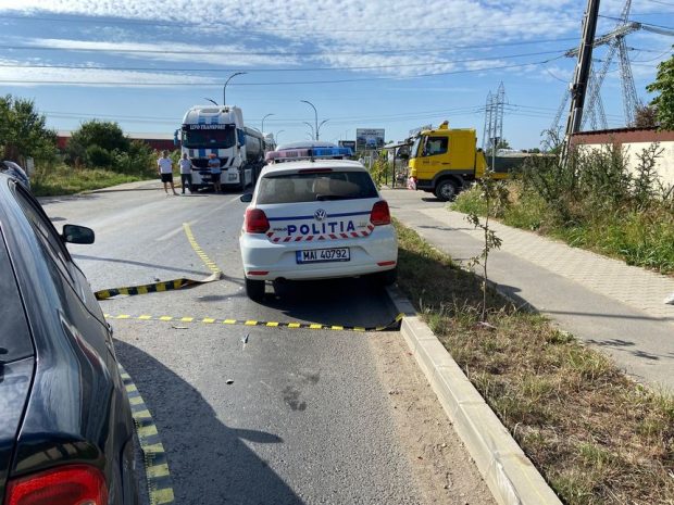 Mașină de poliție în misiune, implicată într-un accident, în Berceni. Doi agenți au ajuns la spital