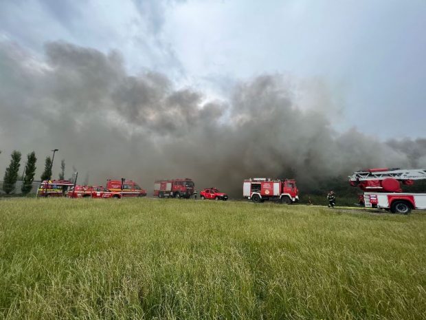 Incendiu la o hală de deșeuri din Sibiu. Mesaj Ro-Alert din cauza degajărilor mari de fum