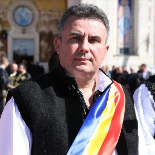 Primar din Satu Mare, suspendat din funcţie după ce şi-a angajat fiica în primărie