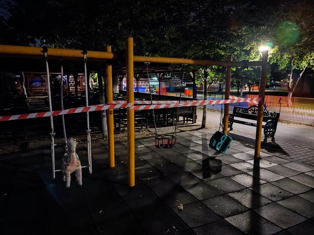 O fetiță de 8 ani a ajuns la spital, după ce leagănul în care se dădea s-a rupt, într-un parc din sectorul 4