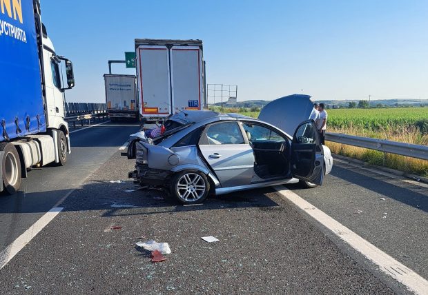 Accident cu două TIR-uri, o autoutilitară și o mașină la nodul rutier dintre autostrăzile A 6 şi A 1, în Timiș. Traficul în zonă e blocat
