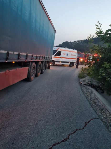 Un biciclist a murit în Bistrița-Năsăud după ce a fost lovit de un TIR al cărui șofer avea permisul suspendat