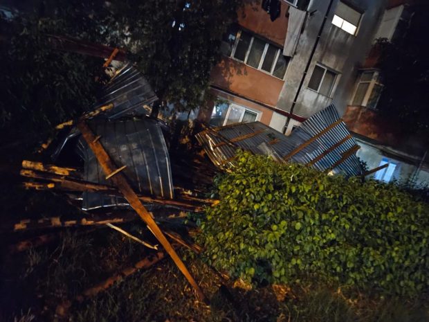 FOTO O furtună violentă a făcut prăpăd noaptea trecută în Vaslui: zeci de copaci smulși din rădăcină și acoperișuri luate de vânt