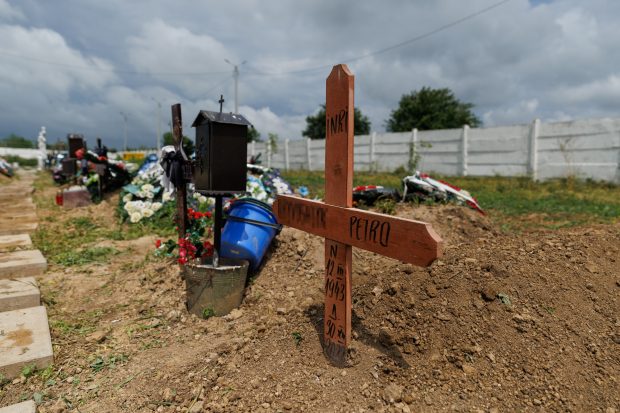 „Nu s-au gândit că oamenii mai și mor”. Ce nu au prevăzut autoritățile pentru refugiați? Povestea ucraineanului Petro, îngropat din chetă într-un cimitir comunal din România