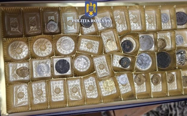Monede antice și ceasuri de colecție obținute ilegal, descoperite în casa unui bărbat din Constanța