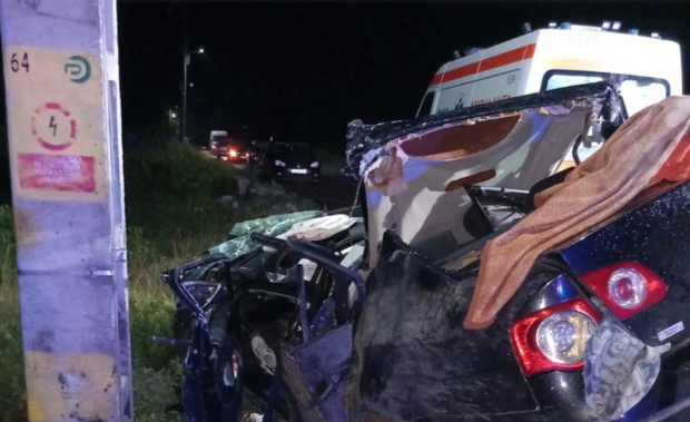 Doi tineri morți pe loc și alți trei răniți, după ce mașina în care se aflau a intrat într-un stâlp, în Dolj